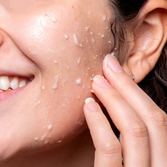 Exfoliante facial coreano con té verde Farmstay – antiacné para todo tipo de piel- Minji Belleza